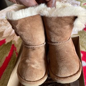 UGG Toddler Bailey Button II size 7
